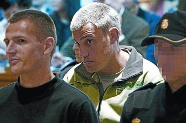 Los etarras Igor Portu (izquierda) y Mattin Sarasola, durante el juicio por el atentado de la T-4, en la Audiencia Nacional, en mayo.-ARCHIVO / EFE