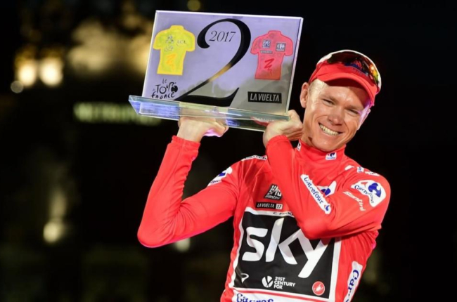Chris Froome, con el trofeo que lo acredita como ganador este año del Tour y de la Vuelta.-AFP / JOSÉ JORDÁN