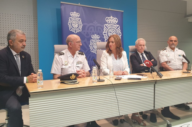 La delegada del Gobierno, Virginia Barcones, ha presidido la entrega de carnés de ciberexpert@s a escolares de Burgos. ECB