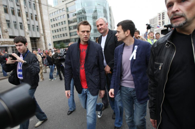 Alexei Navalny, a la izquierda, habla con el líder de la oposición Ilya Yashin durante las protestas de este domingo en las calles de Moscú.-/ SERGEI ILNITSKY (EFE)