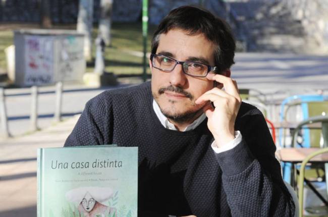 Goyo Rodríguez sujeta su último volumen, que ya está en las librerías.-Israel L. Murillo