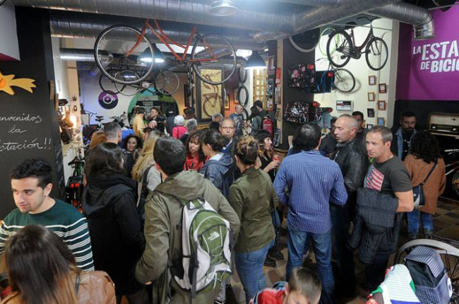 Familiares, amigos y vecinos del barrio acudieron ayer por la tarde a la fiesta de inauguración de La Estación de Bicicletas, situada en la calle del Rey Don Pedro.-ISRAEL L. MURILLO