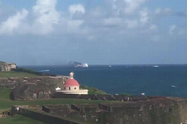 Incendio en un crucero frente a las costas de Puerto Rico.-EL PERIÓDICO