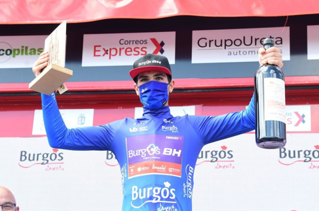 Mario Aparicio subió al podio como ganador del premio al mejor ciclista burgalés en la XLIII Vuelta a Burgos. RICARDO ORDÓÑEZ