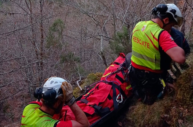 Una mujer de 79 años y un varón de 78 años, rescatados tras sufrir una caída en un hayedo en las inmediaciones de la cascasa de los Chorrones en Valmala
