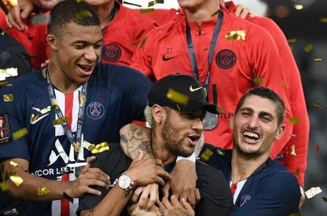 Neymar, abrazado por Mbappé y Verratti en la celebración de la Supercopa de Francia.-AFP / FRANCK FIFE
