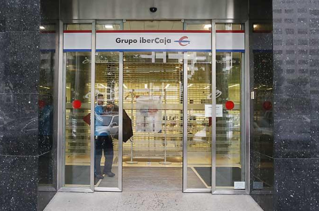 El acceso principal de la sede central de Ibercaja en Burgos.-R. OCHOA
