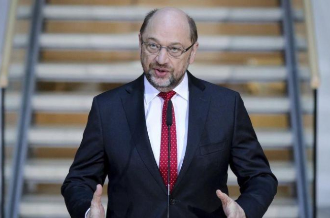 Martin Schulz habla con la prensa al inicio de la ronda de negociaciones con la CDU, este domingo, 4 de febrero.-AP / KAY NIETFELD