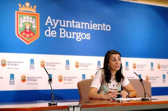 La portavoz de Ciudadanos, Gloria Bañeres, ayer, durante la rueda de prensa en el Ayuntamiento.-ECB