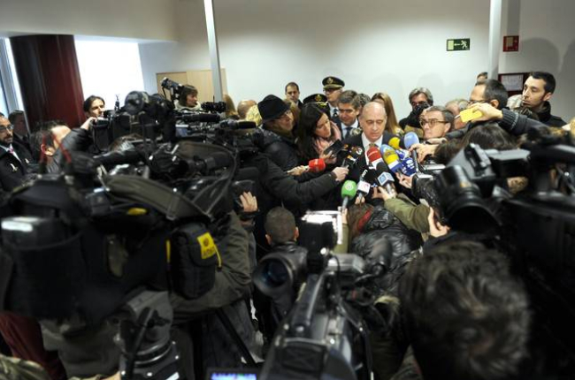 Fernández Díaz atiende a los medios de comunicación en Lleida, en la presentación del DNI 3.0.-Foto: RAMON GABRIEL