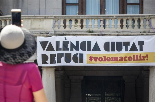 El Ayuntamiento de València ha vuelto a desplegar una pancarta que reivindica a la ciudad como refugio-/ MIGUEL LORENZO