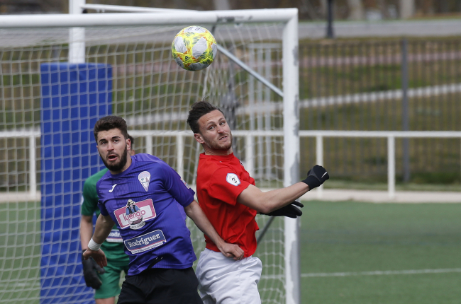 El goleador Alberto Castro (Real Burgos) disputa un balón aéreo con el defensor Sampedro (La Bañeza). SANTI OTERO