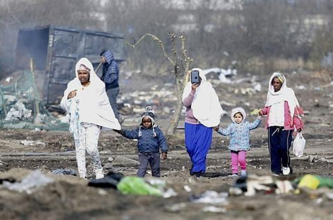 Refugiadas caminan con sus hijos por el campamento de Calais durante su desmantelamiento.-EFE / ARCHIVO