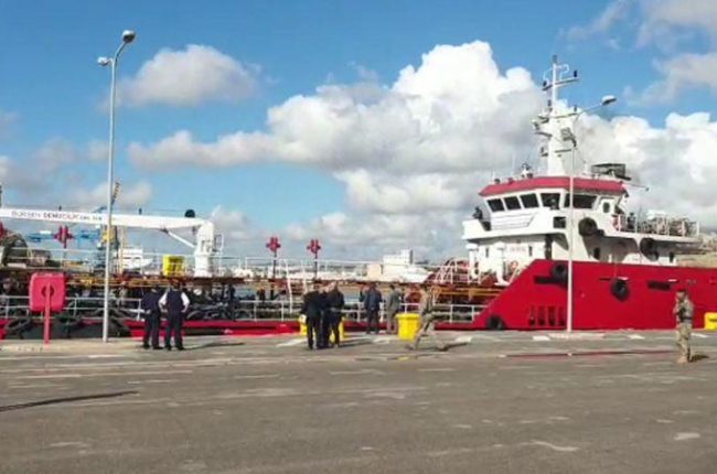 Las autoridades de Malta toman control de un barco secuestrado por inmigrantes.-FUERZAS ARMADAS DE MALTA