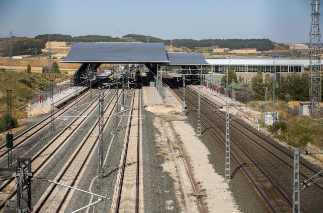 La línea de Alta Velocidad Burgos-Vitoria parte desde la estación Rosa Manzano. TOMÁS ALONSO