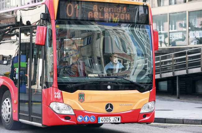 Un conductor de autobuses de la Línea 1 con mascarilla durante un trayecto. RAÚL G. OCHOA