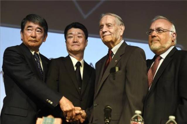 El asesor especial del primer ministro de Japón y el representante de Mitsubishi Motors se estrechan la mano con James Murphy, exprisionero de guerra estadounidense, durante el acto que tuvo lugar el domingo en Los Angeles.-Foto: AP / DAMIAN DOVARGANES