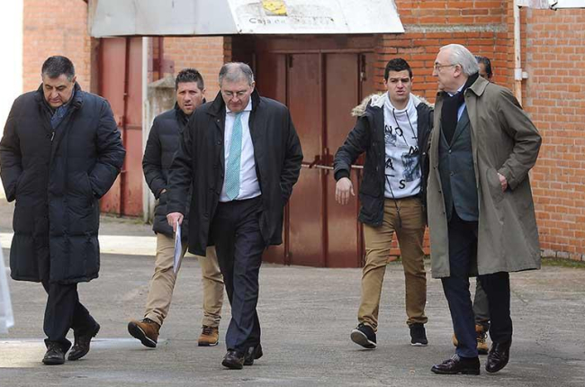 García (presidente), Fernández (director deportivo), Pascual (gerente) y Antón (responsable deportivo y económico) caminan por los aledaños de El Plantío.-RAÚL OCHOA