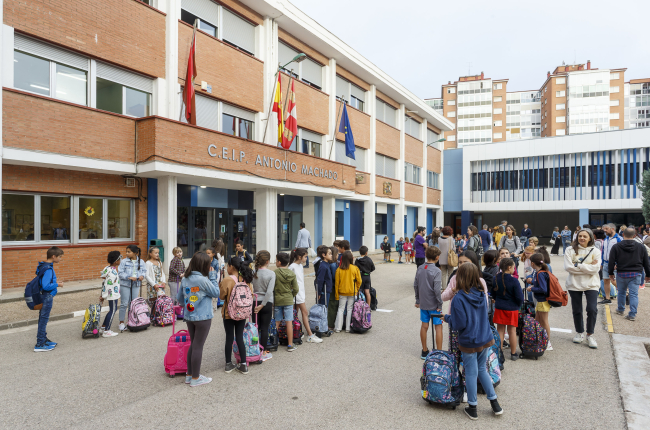 Los alumnos hacen las filas para acceder a sus aulas en el Colegio Público Antonio Machado. SANTI OTERO