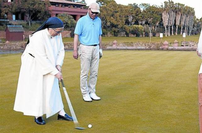 Lucía Caram juega a golf en un campo solo apto para multimillonarios.-Foto: MEDIASET