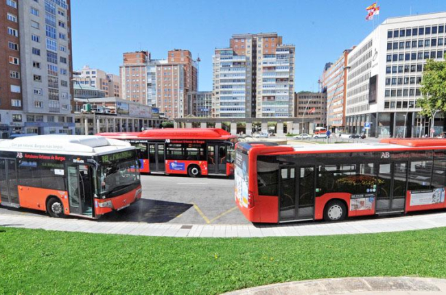 Varios autobuses circulan en Plaza España.