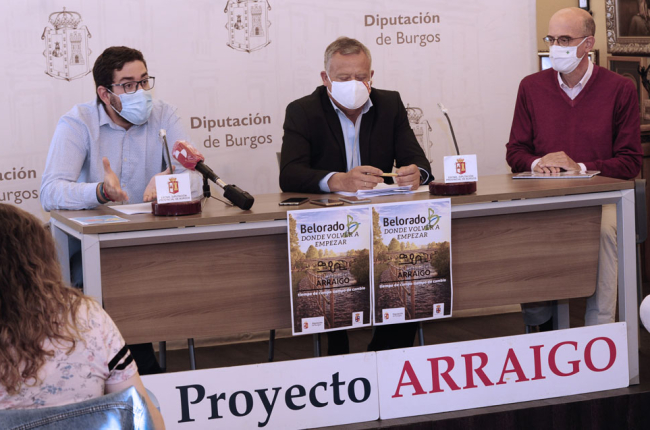 Álvaro Eguiluz, Lorenzo Rodríguez y Enrirque Martínez en la presentación de Proyecto Arraigo. ISRAEL L. MURILLO