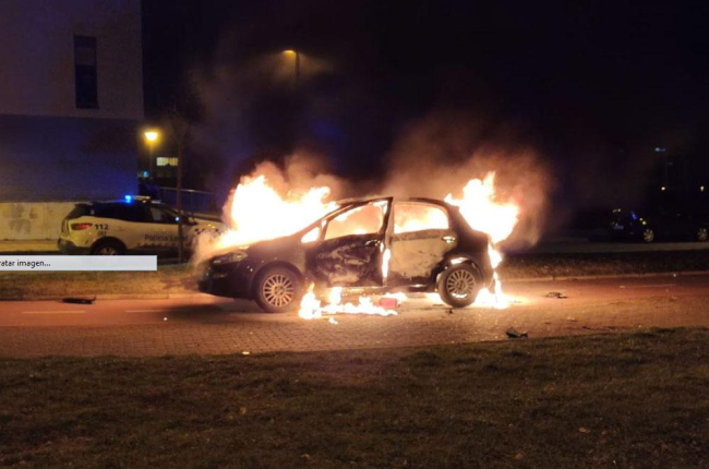Imagen del vehículo ardiendo.-BEATRIZ M.