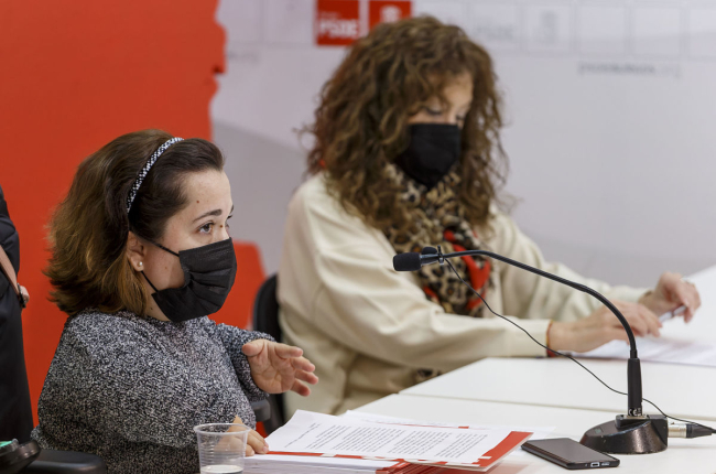 Las procuradoras del PSOE por Burgos Noelia Frutos y Virginia Jiménez comparecieron ayer para hablar de educación. SANTI OTERO