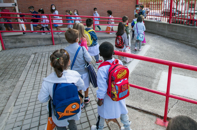 Alumnos del Juan de Vallejo entran en clase. TOMÁS ALONSO