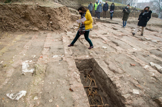 La directora de las excavaciones de la iglesia de San Román, Fabiola Monzón, muestra una tumba abierta. TOMÁS ALONSO