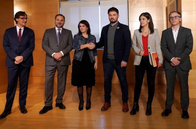 Los negociadores del PSOE: Illa, Ábalos, Lastra, con los representantes de ERC, Rufián, Vilalta y Jové.-JOSÉ LUIS ROCA
