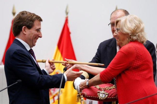 Manuela Carmena entrega el bastón de mando a Martínez Almeida, nuevo alcalde de Madrid.-EFE