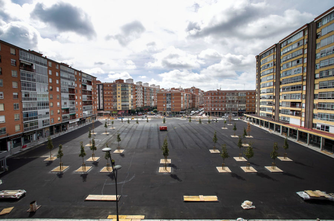 La plaza de Santiago, recién asfaltada. TOMÁS ALONSO