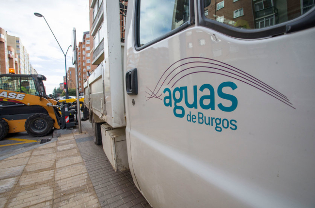 Imagen de un vehículo de Aguas de Burgos. TOMÁS ALONSO