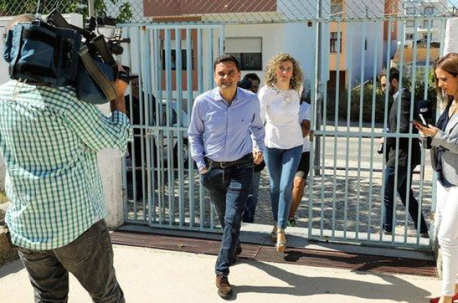 El candidato socialista Pedro Marques y su mujer Cecilia Seias llegan a su colegio electoral cerca de Lisboa.-MIGUEL A. LOPES (EFE)