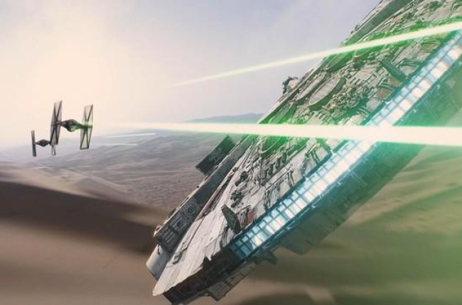 La nave de Hans Solo, el Halcón Milenario, en un fotograma de 'Star Wars el despertar de la fuerza'.-