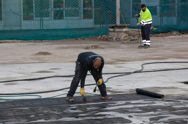 Un operario trabaja en la impermeabilización de la plaza de Santiago.TOMÁS ALONSO