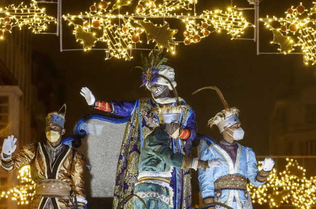 El Rey Baltasar y su séquito en un momento de la Cabalgata de Reyes de 2021. SANTI OTERO