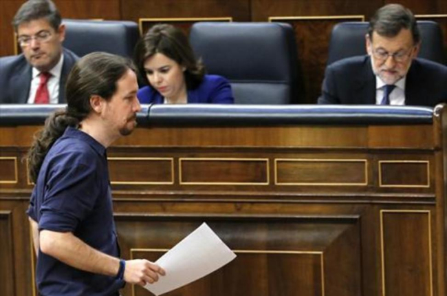 Pablo Iglesias, Mariano Rajoy, Albert Rivera y Pedro Sánchez (abajo), en tres momentos del pleno del Congreso de ayer.-JUAN MANUEL PRATS