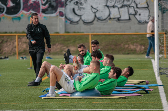 David Torrejón dirige una sesión fisica del Burgos CF en el José Manuel Sedano. BURGOS CF