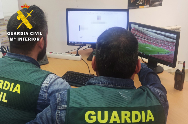 La Guardia Civil sorprende a un aspirante en
las pruebas para la obtención del carné de
conducir con un intercomunicador prohibido. GUARDIA CIVIL