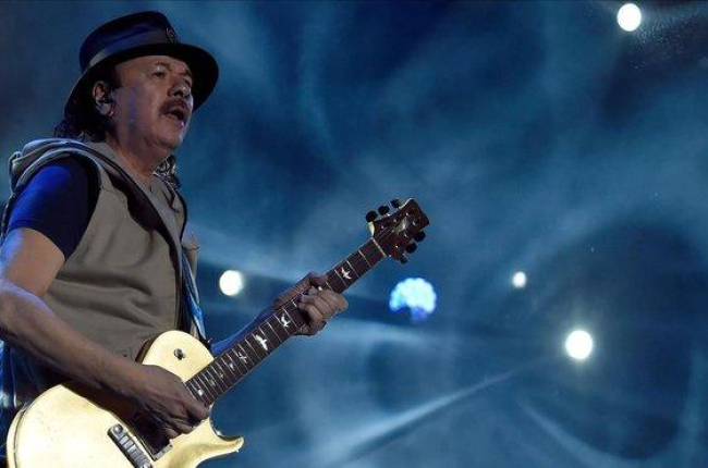 El guitarrista mexicano Carlos Santana.-AFP