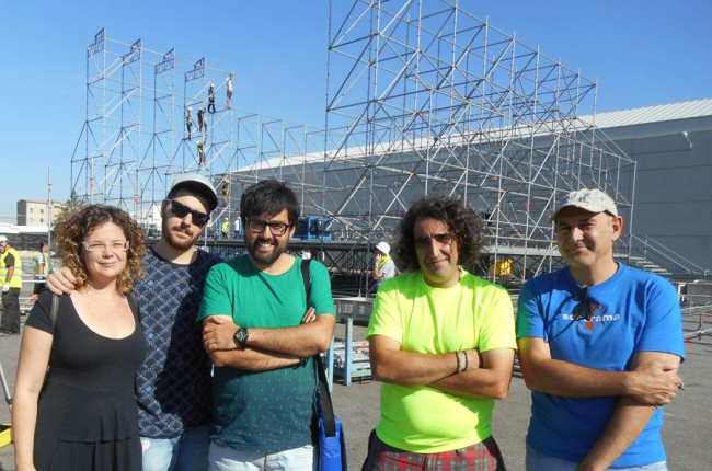 Miembros de la asociación Art de Troya, que organiza el Sonorama en la zona de conciertos.