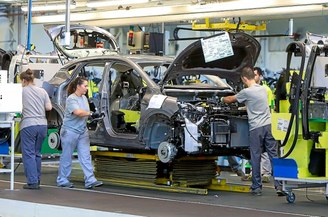 Trabajadores en la planta de carrocerías de Renault en Valladolid.- E. M.