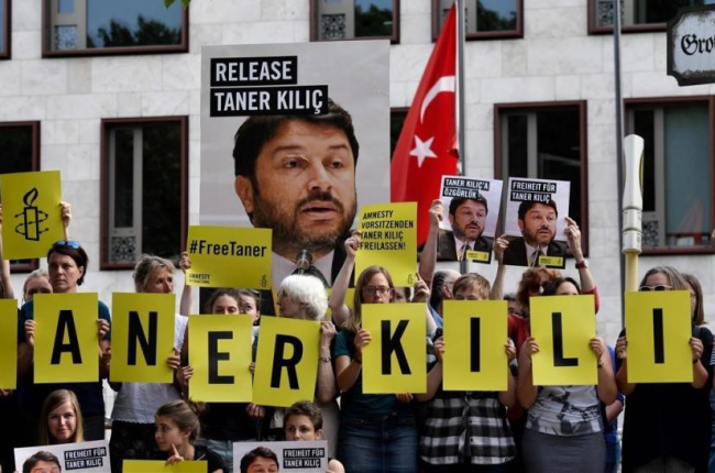 Manifestantes durante una protesta exigiendo la libertad de Kiliç, frente a la embajada de Turquía en Berlín, el 15 de junio del 2017.-AFP / JOHN MACDOUGALL