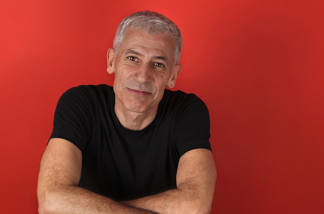 El escritor José Ovejero presenta 'Mientras estamos muertos' en el MEH. ISABEL WAGEMANN