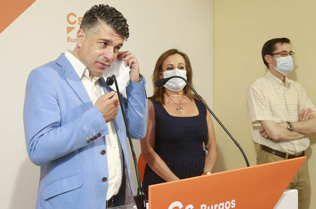 Vicente Marañón, portavoz municipal de Ciudadanos, se quita la mascarilla para iniciar su intervención. RAÚL G. OCHOA