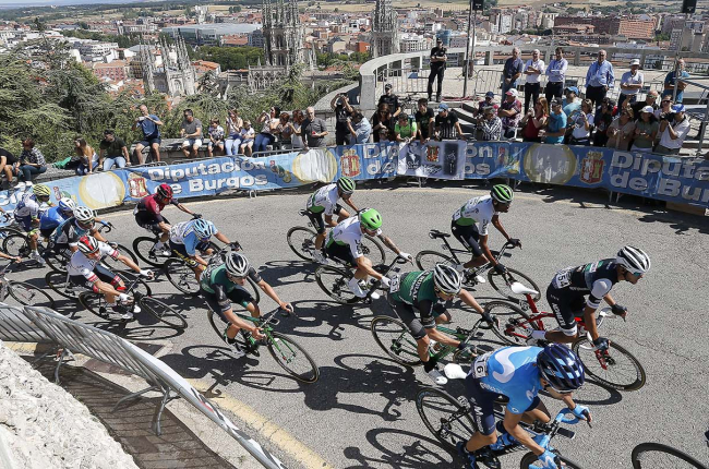 Un grupo de ciclistas circula por las rampas de la subida al castillo de la capital en la Vuelta a Burgos 2019. SANTI OTERO