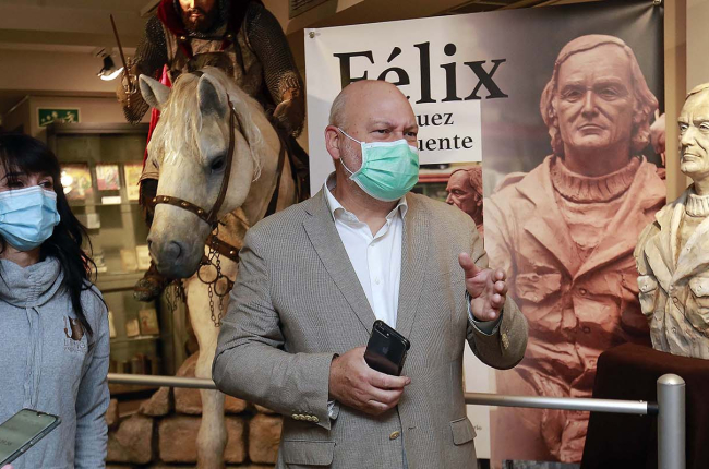 Juanjo García ejerció de anfitrión en el Museo del Libro para presentar la exposición sobre Félix Rodríguez de la Fuente. / RAÚL G. OCHOA