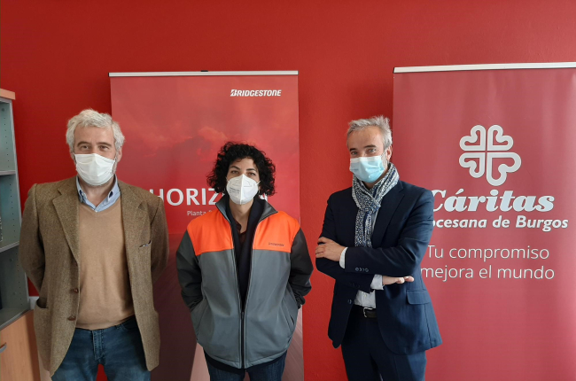 Pedro Saiz, director gerente de la empresa G&M Prevención, Aranzazu Salguero, directora de
RR.HH. de la planta de Bridgestone en Burgos y Jorge Simón, director de Cáritas